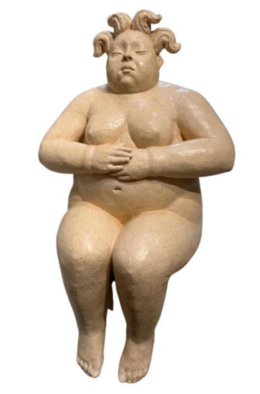 Gordita con manos en el estómago